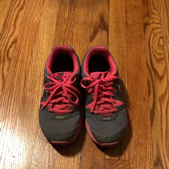 Nike tennis shoes - Picture 2 of 2